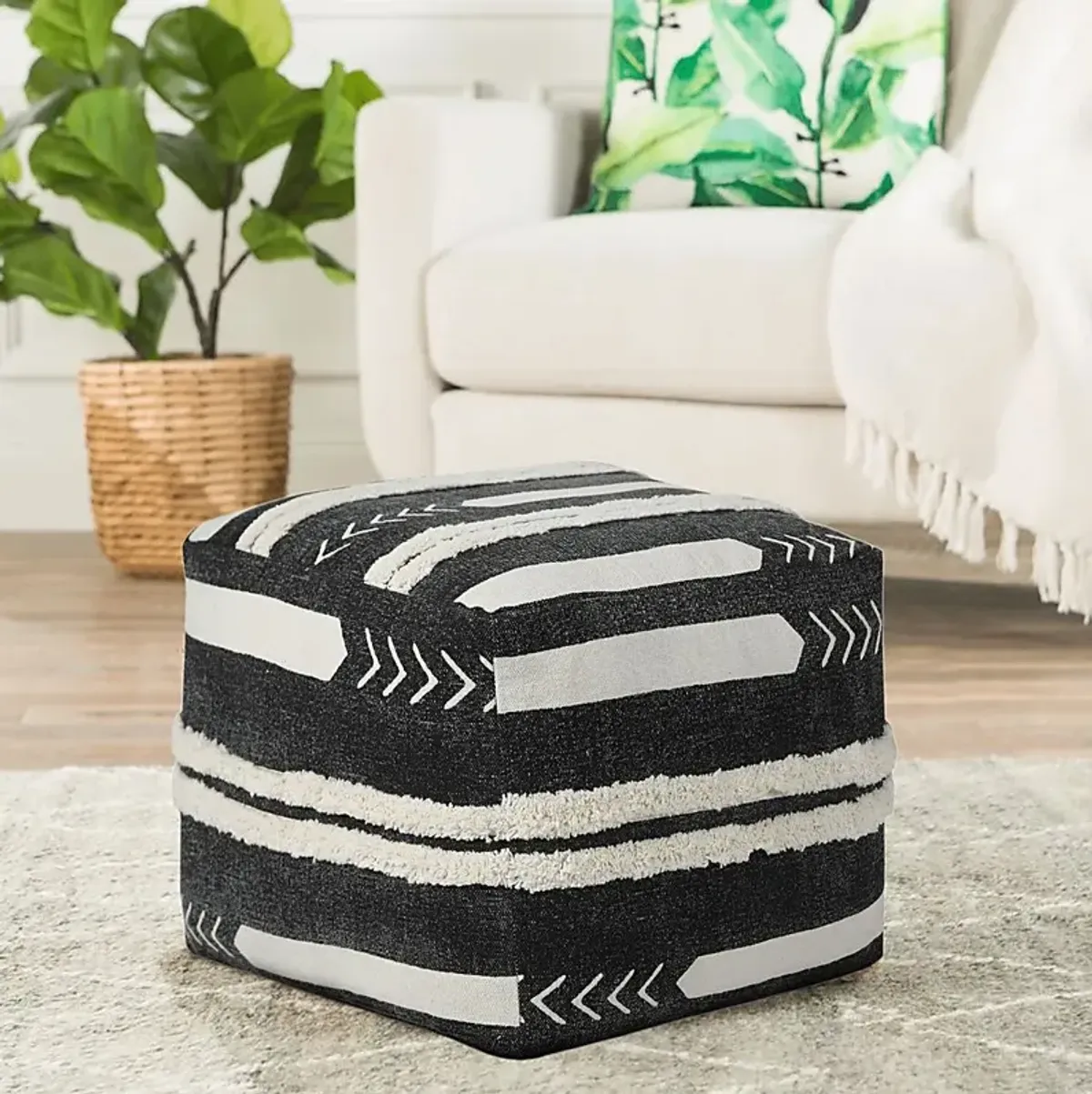 Norasen I Black Pouf