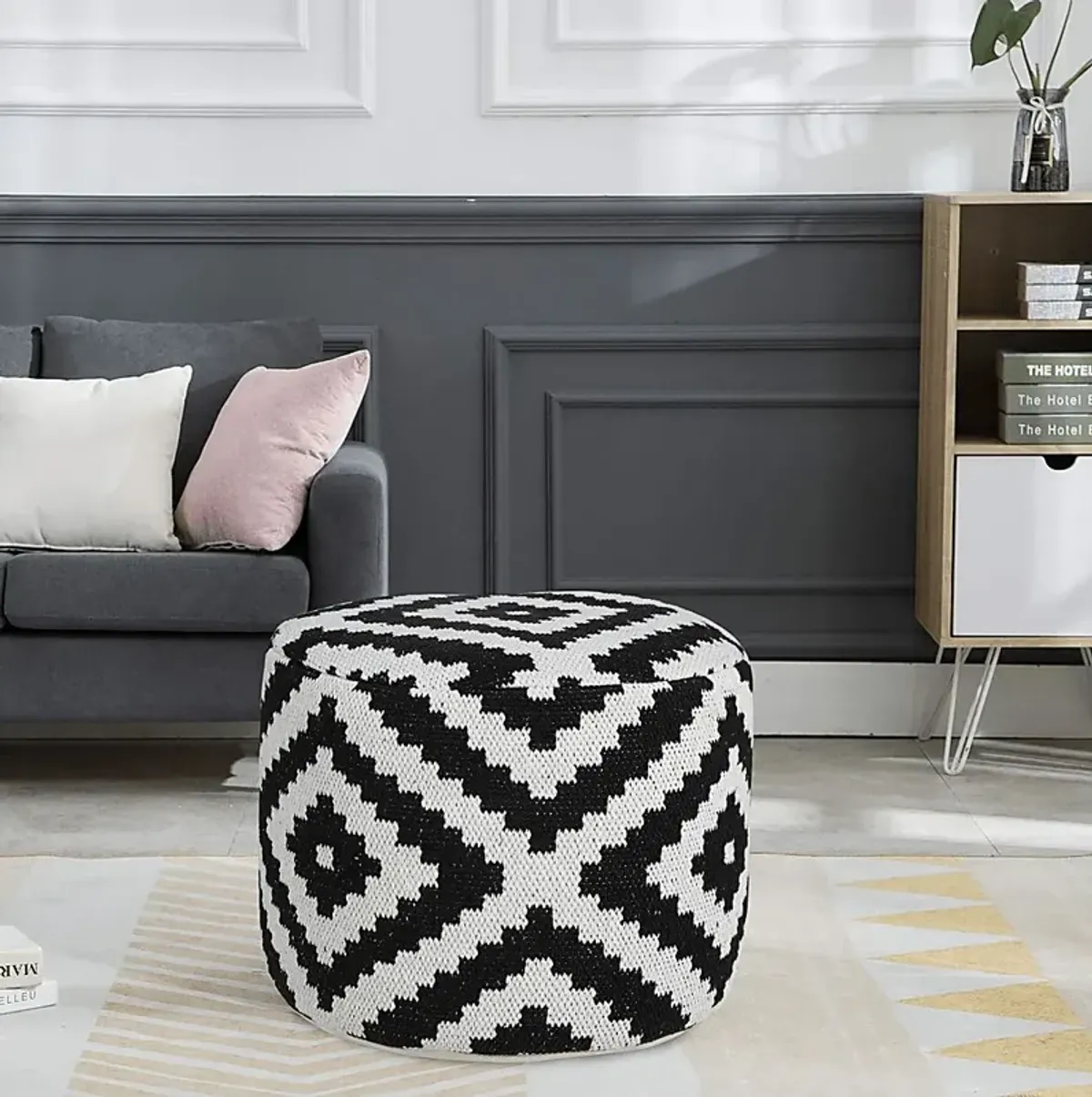 Quincera Black Pouf