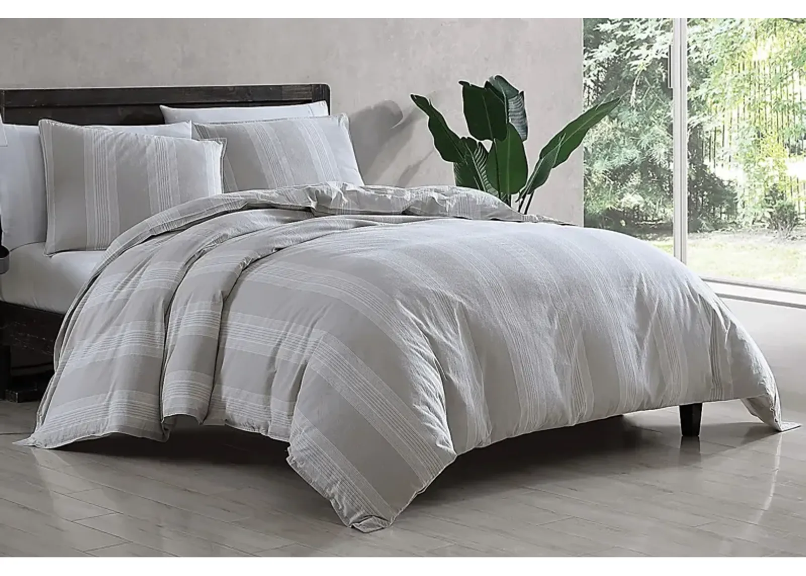 Graegle Gray Ivory 3 Pc Queen Comforter Set