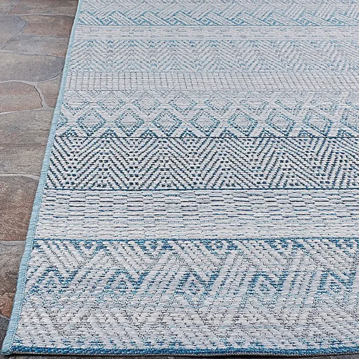 Mabella Blue 5'3 x 7'6 Indoor/Outdoor Rug