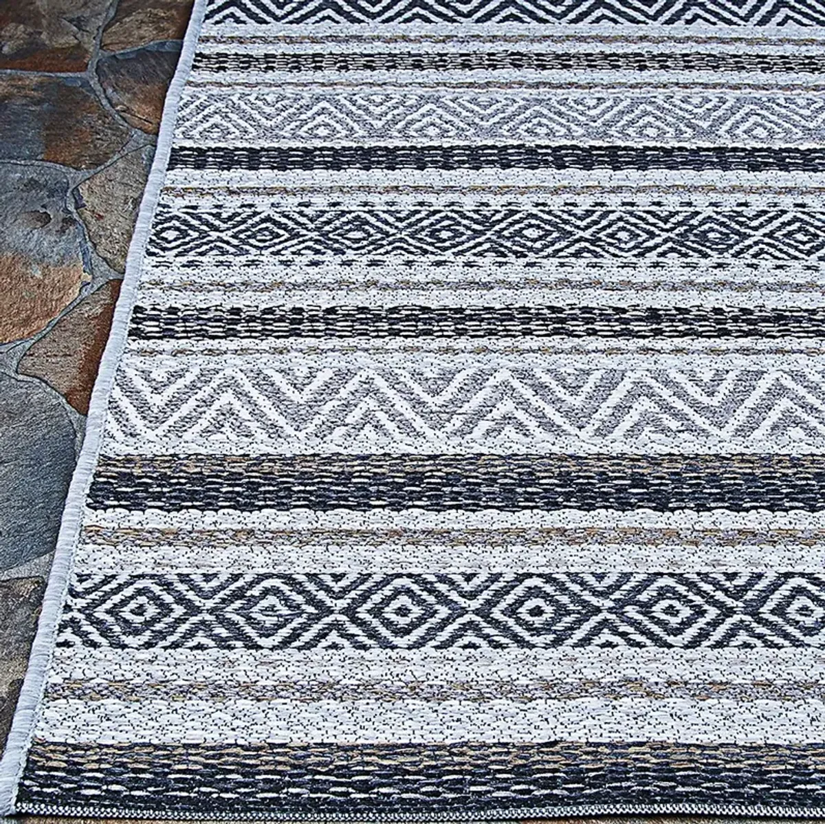 Bennard Blue 5'3 x 7'6 Indoor/Outdoor Rug