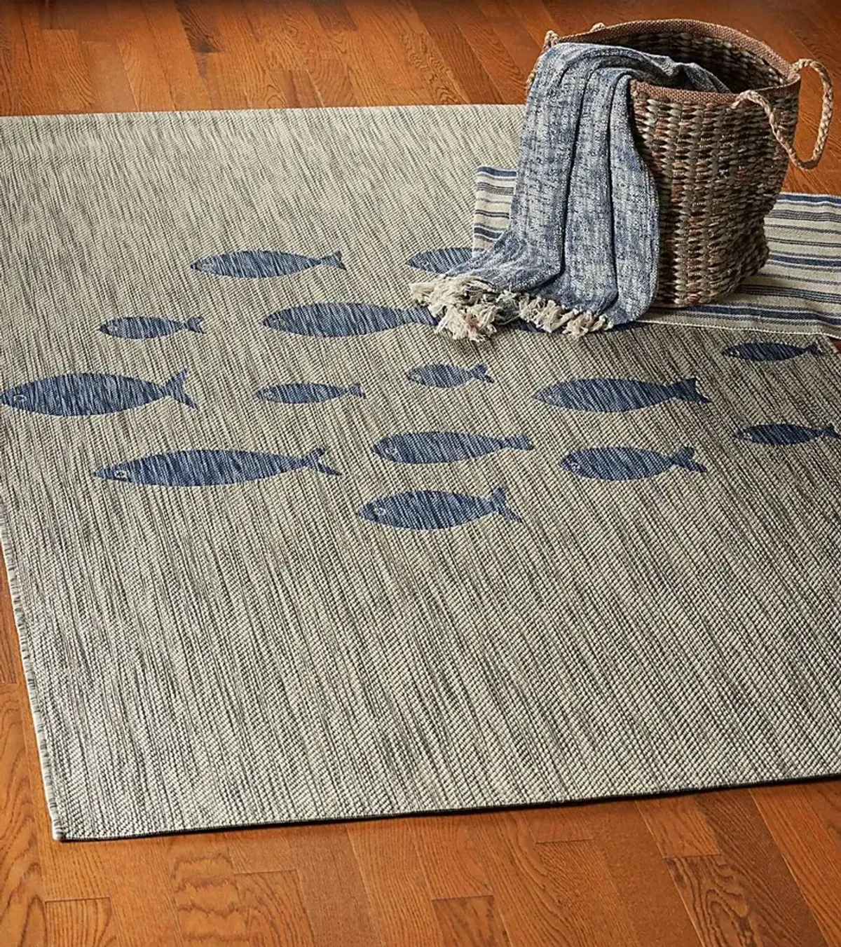 Engleto Gray/Navy 5' x 7' Indoor/Outdoor Rug