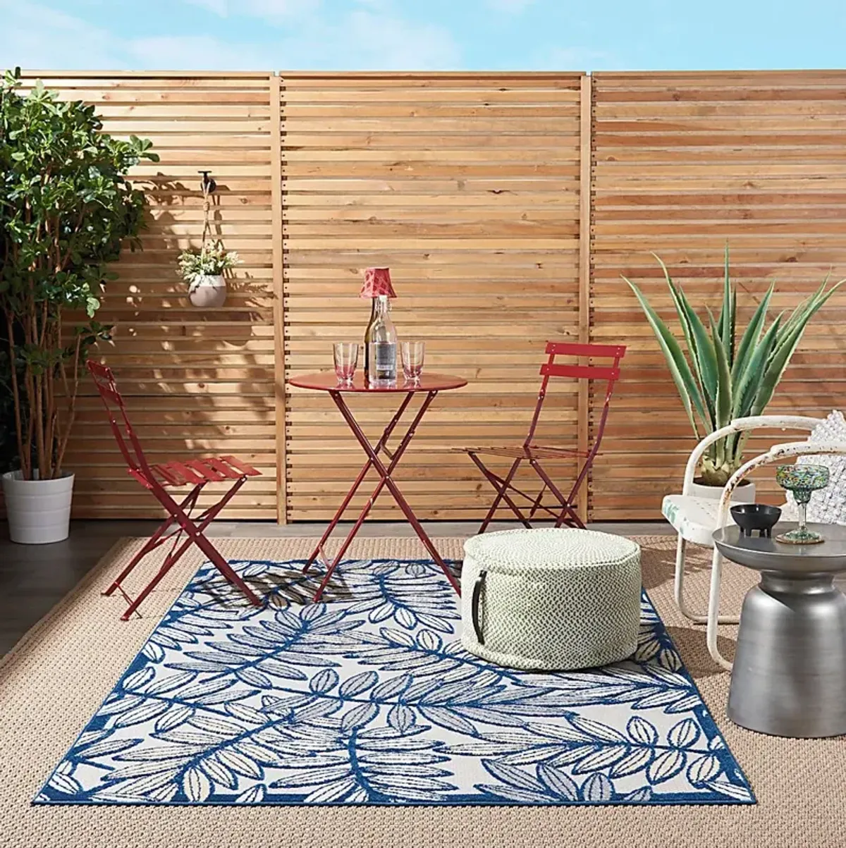 Krisiel Ivory/Navy 5'3 x 7'5 Indoor/Outdoor Rug