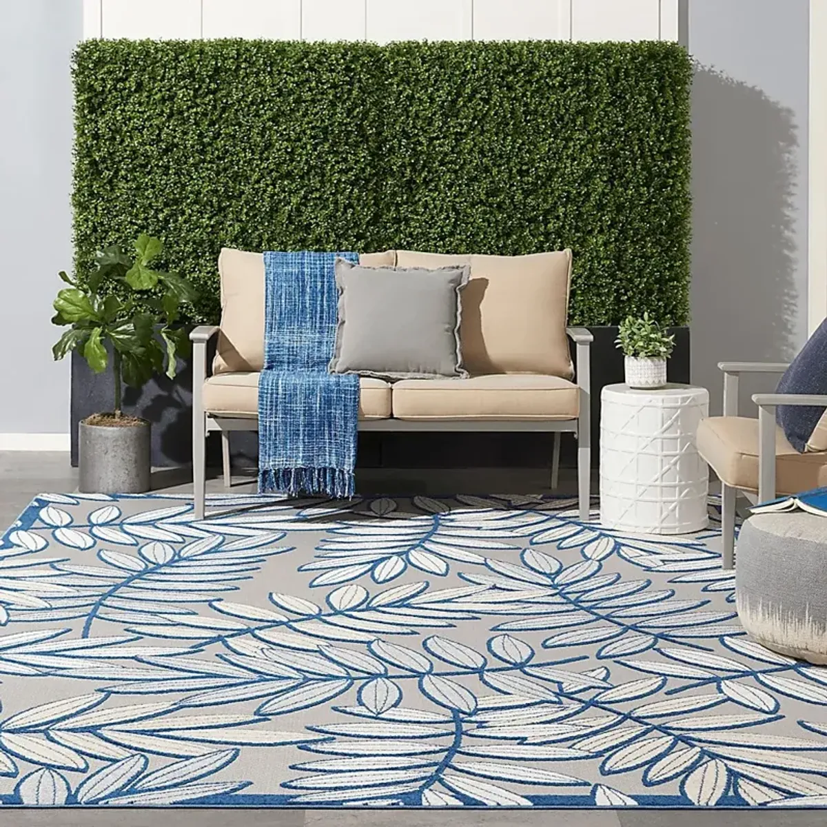 Krisiel Ivory/Navy 7'10 x 10'6 Indoor/Outdoor Rug