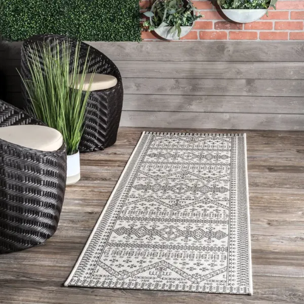Diamond Bordered Indoor/Outdoor Rug