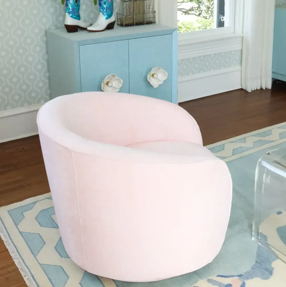 Martita Swivel Chair in Rosewater