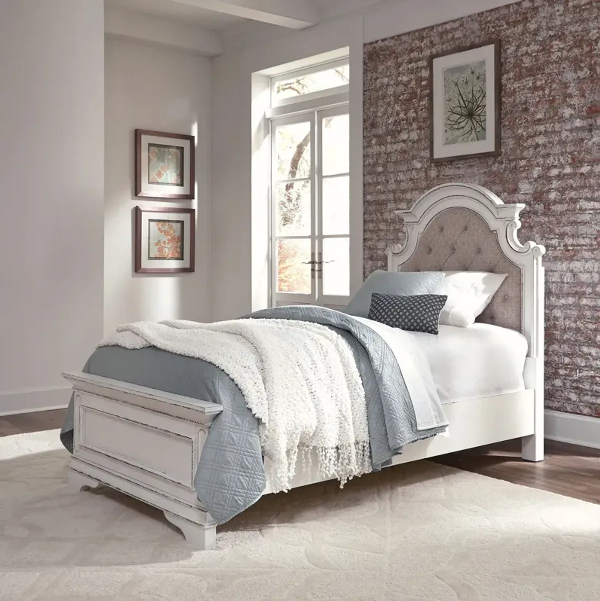 Magnolia Manor Upholstered Bed