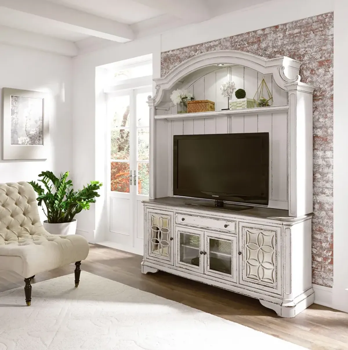 Liberty Furniture Magnolia Manor Console and Hutch