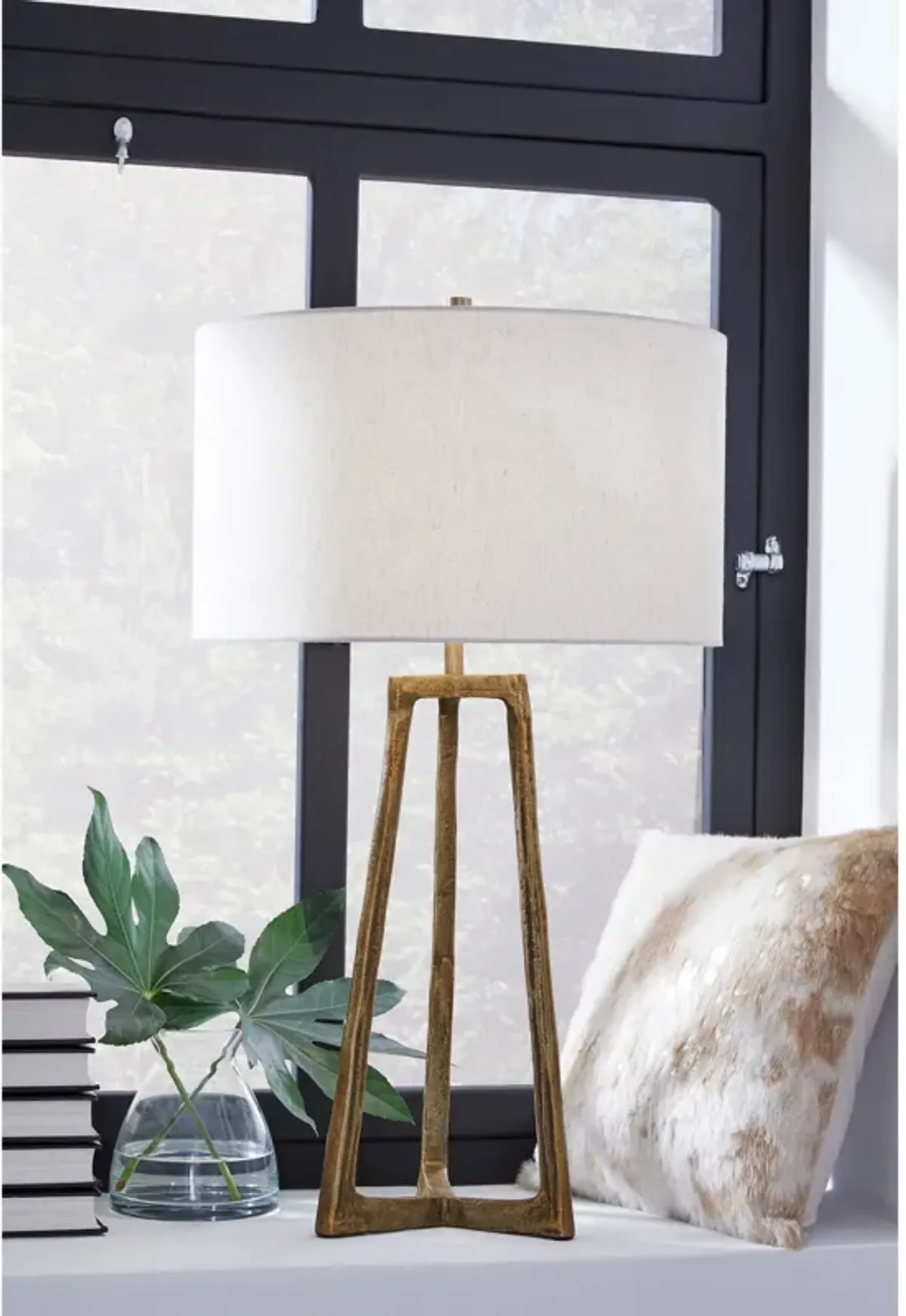 Wynlett Table Lamp