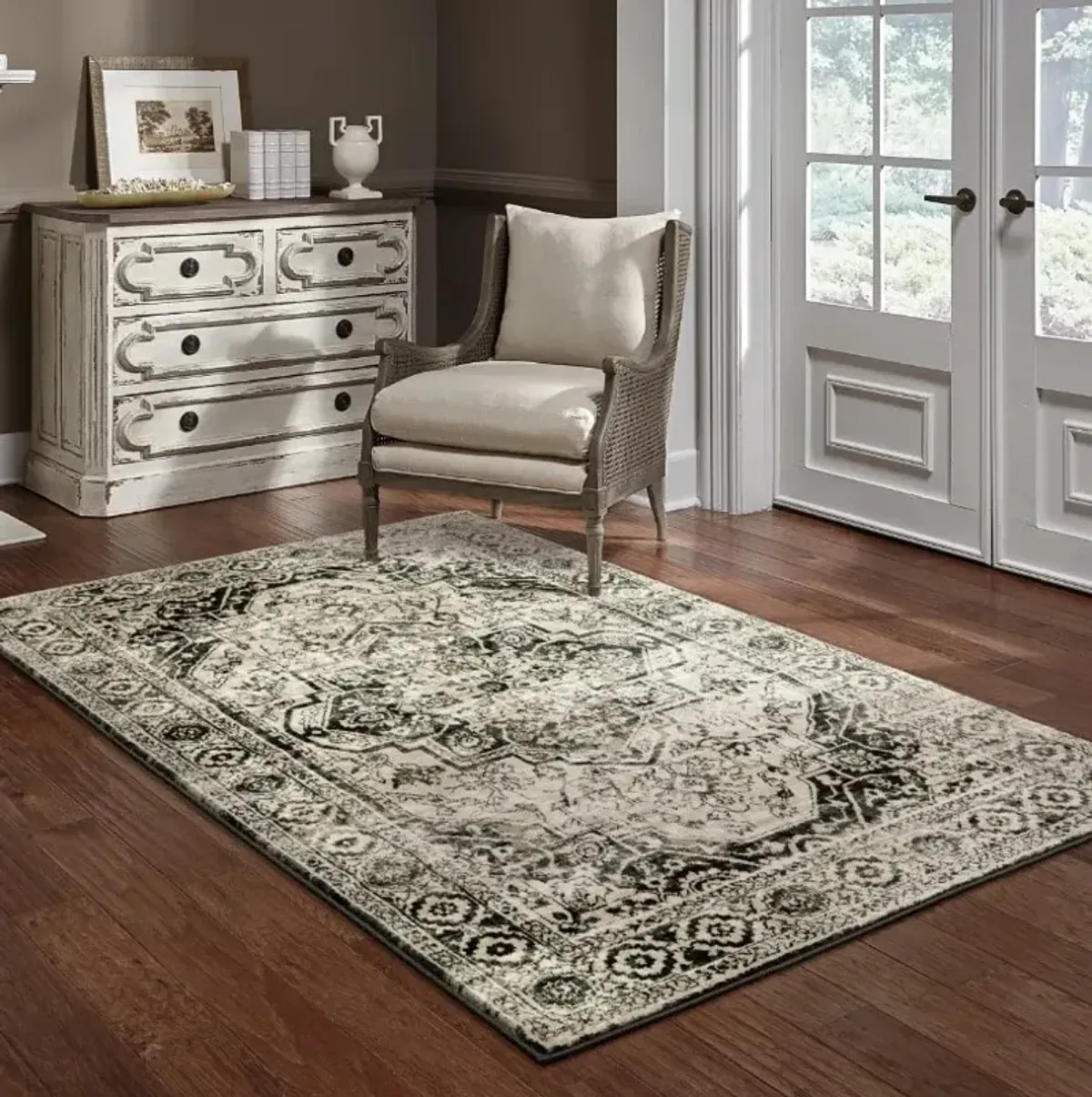 Georgia Black/Neutral Medallion Area Rug 5'3"W x 7'3"L