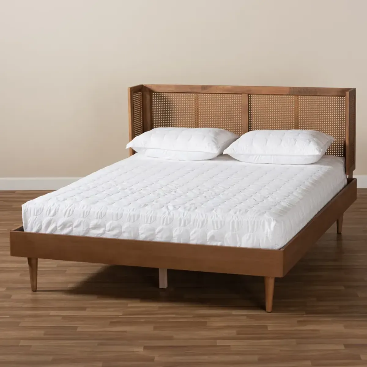 Sheniah Queen Platform Bed - Ash Walnut