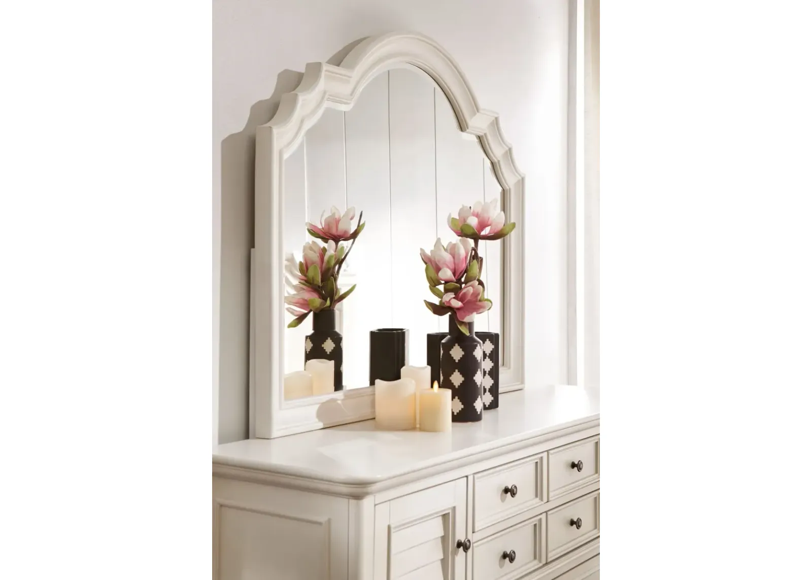 Charleston 5-Piece Queen Poster Bedroom Set with Dresser and Mirror - White