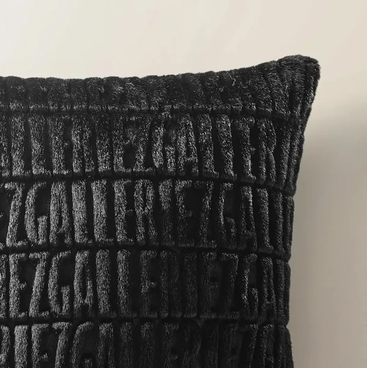 Z Carved Faux Fur Pillow 22“- Black
