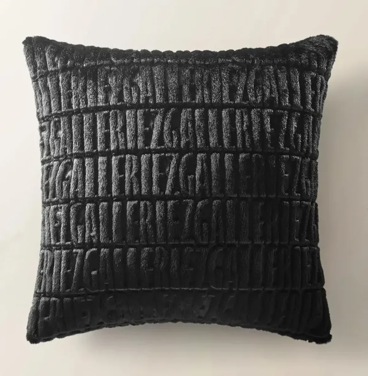 Z Carved Faux Fur Pillow 22“- Black