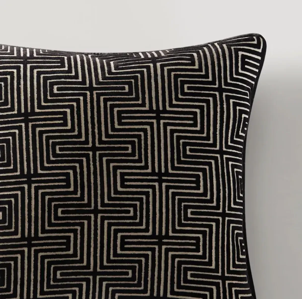 Lenox Pillow 22" - Black